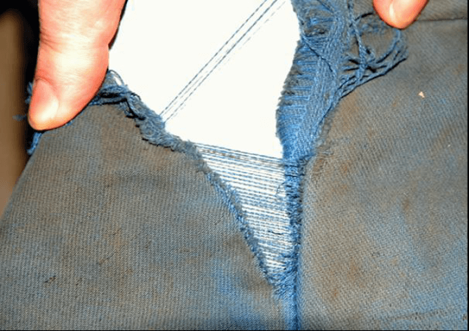 Przegląd odzieży ochronnej - uszkodzony szew w odzieży niepalnej